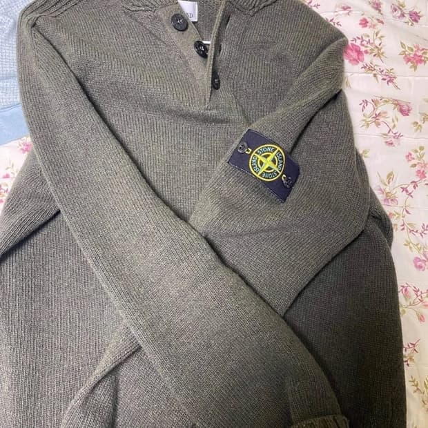 스톤아일랜드 올리브 니트 반집업