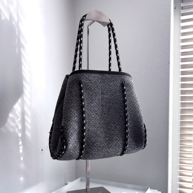 와이즈 스타일 네오프렌 핸드백