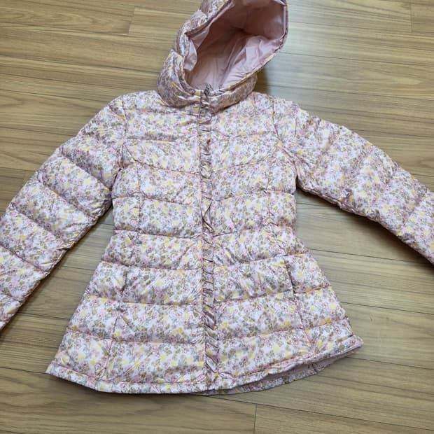 로엠걸즈 핑크색 경량 패딩 150사이즈입니다. 겉감은 폴리에스터 재질입니