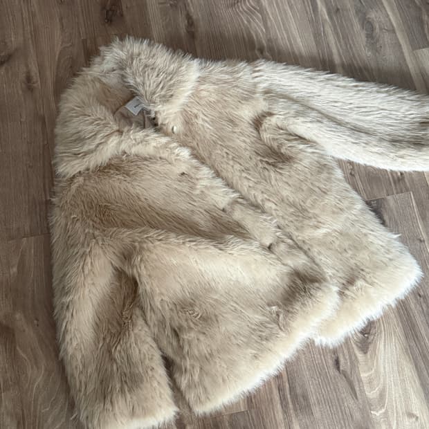 (1회 착용) 320쇼룸 에코 퍼 자켓 베이지 코트