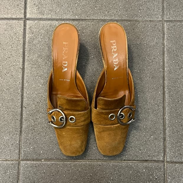 프라다 버클 뮬