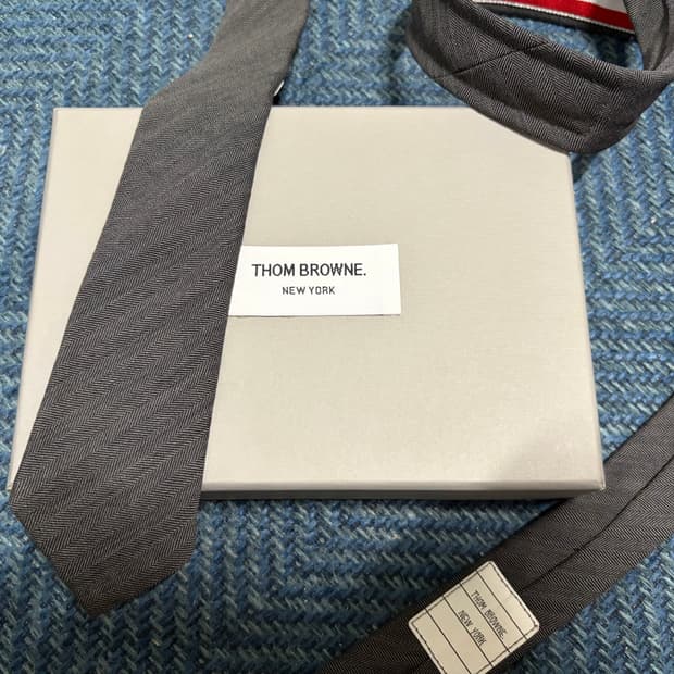 톰브라운 다크그레이 헤링본 타이