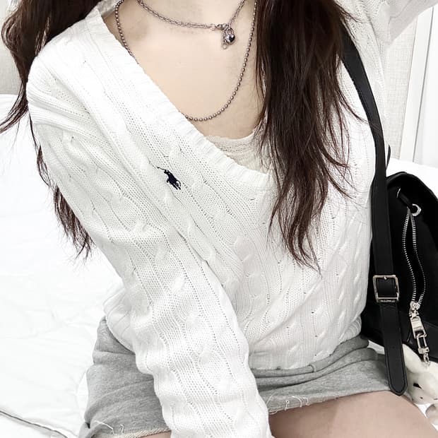 폴로 화이트 브이넥 케이블니트