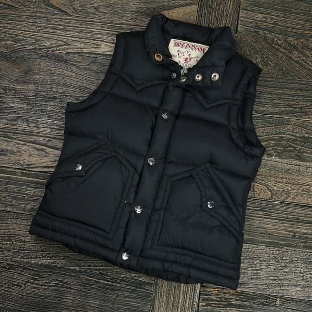 트루릴리전 덕다운 슬림핏 패딩 조끼 블랙 M16416