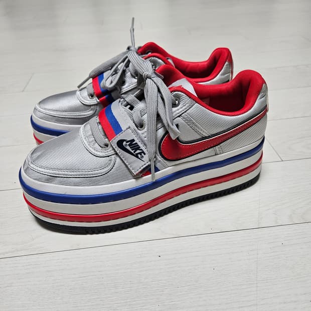 나이키 반달 메탈릭 로우 255