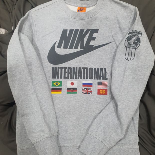 나이키 인터네셔날 맨투맨