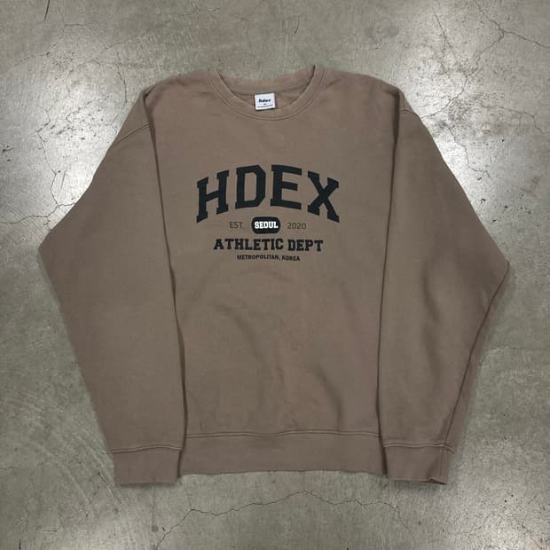 HDEX 베이지 컬러 스펠아웃 빅로고 맨투맨