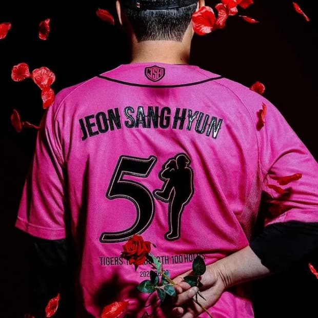 전상현 100홀드 기념 유니폼 105