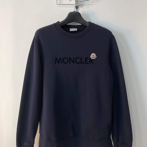 몽클레어 로고 패치 스웨셔츠 맨투맨