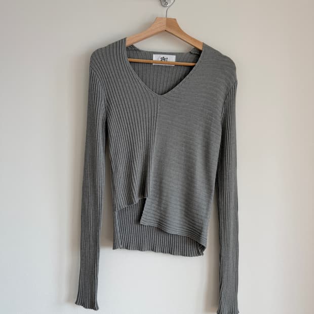 소프트 서울(SOFT SEOUL) 비대칭 니트 롱슬리브