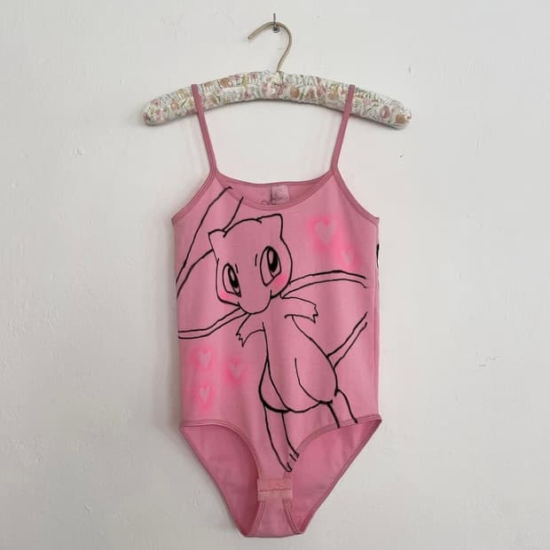 cut3cutr3 포켓몬 뮤 바디수트 - 스페인 디자이너