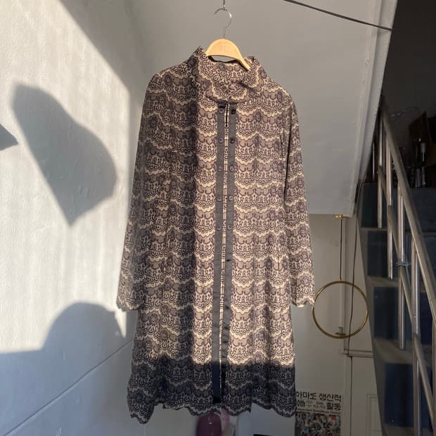 레이스 펀칭 디테일 빈티지 코트