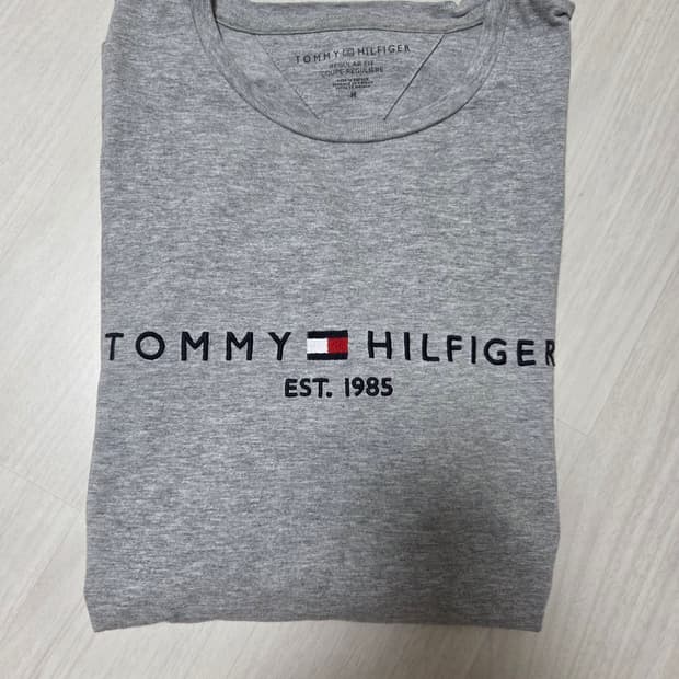 Tommy Hilfiger 플래그 자수 로고 반팔 티셔츠 그레이 M