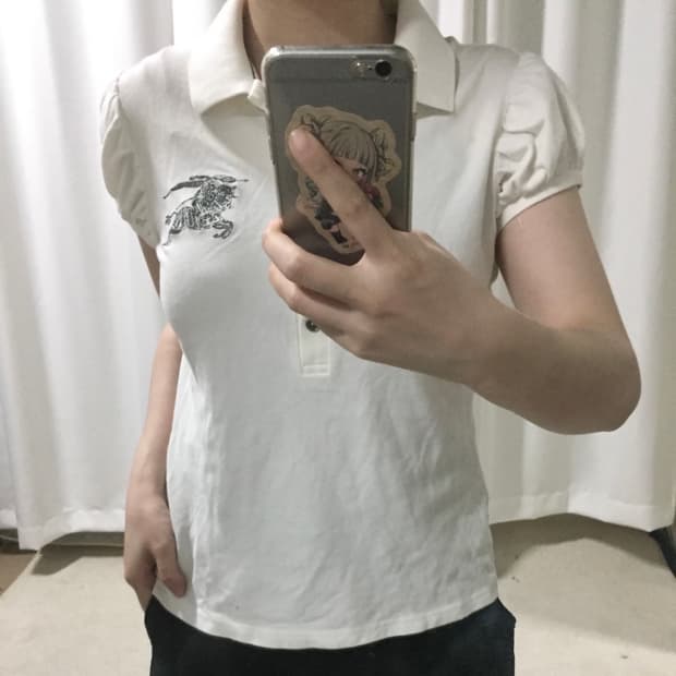 버버리 화이트 자수 카라 퍼프 소매 반팔 티셔츠