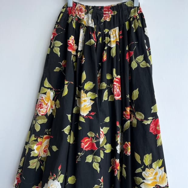 로즈 블랙 버튼 롱 스커트