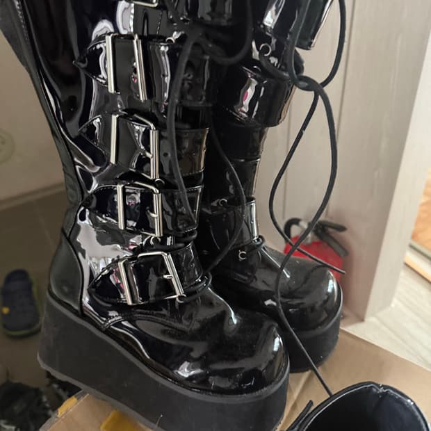 Demonia 트레쉬빌 518 스트랩 유광 부츠 [235-240]