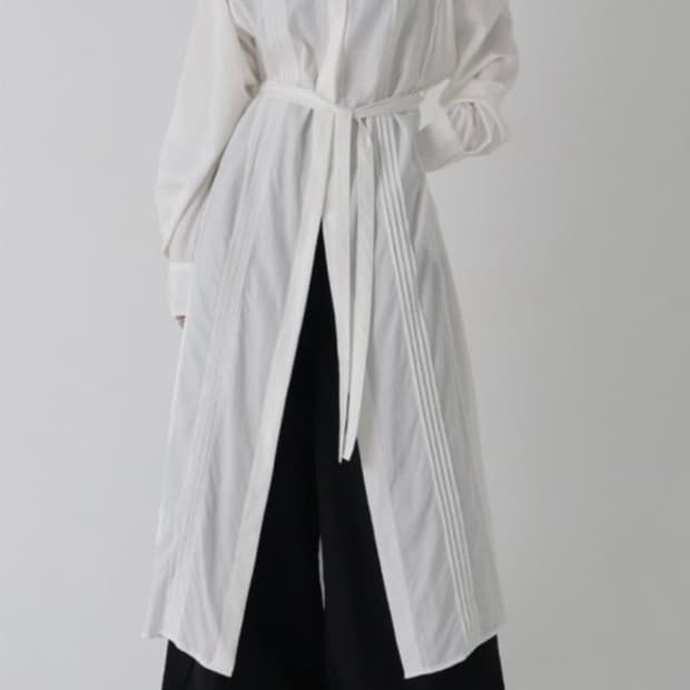 트리밍버드 플리츠 로브 원피스 화이트