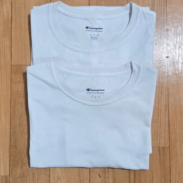 챔피언 자수 로고 화이트 반팔 티셔츠