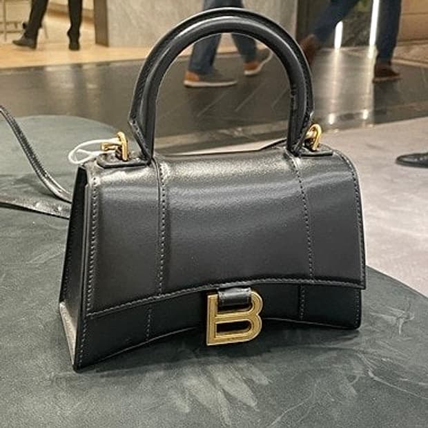 발렌시아가 판매합니다.