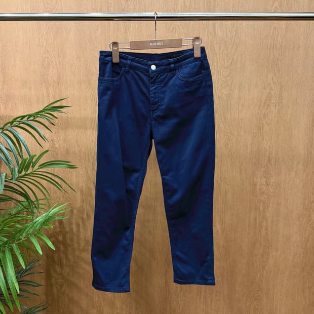 프라다 슬림핏 코튼 팬츠 미니멀 후면 포켓 블랙 로고 라벨 디테일 네이비