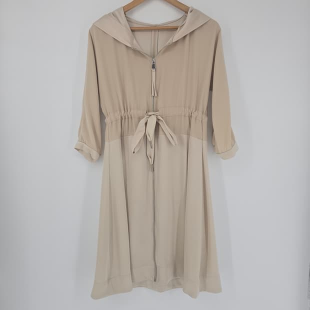 베이지 후드 지퍼 오픈형 원피스