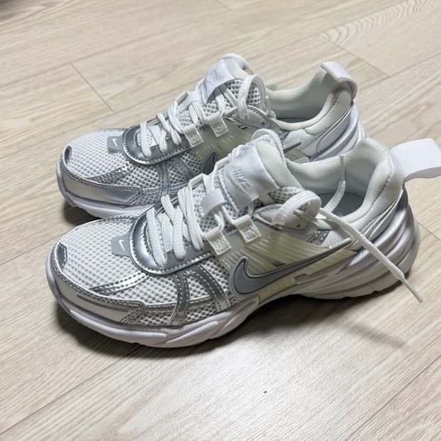 225 / 나이키 v2k 런 운동화 실버