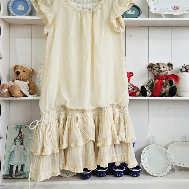 크림 프릴 쉬폰 원피스