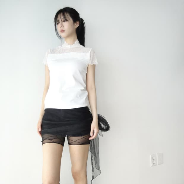 Neck lace detail top / white