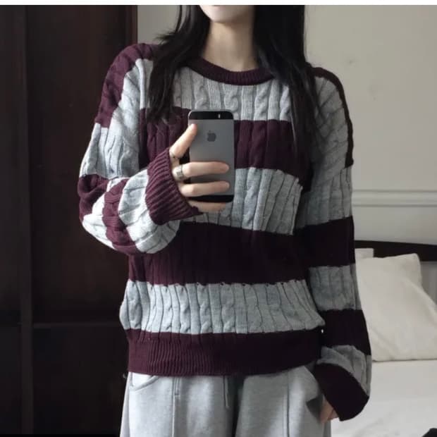 해리드 꽈배기 스트라이프 단가라 오버핏 라운드넥 긴팔 니트