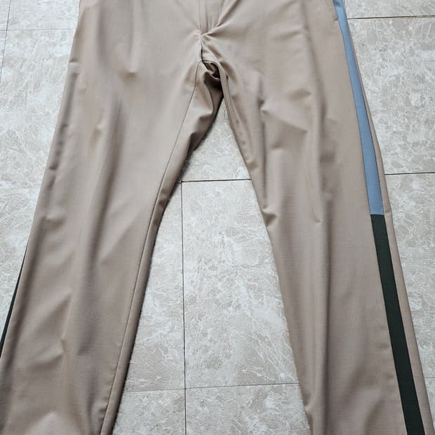 발렌티노 베이지색 옆라인 포인트 팬츠46