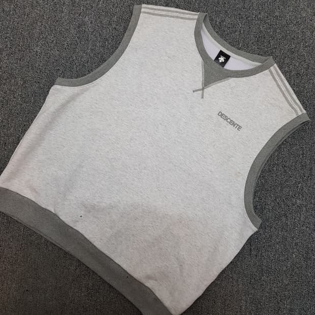 데상트 그레이 기모 조끼 