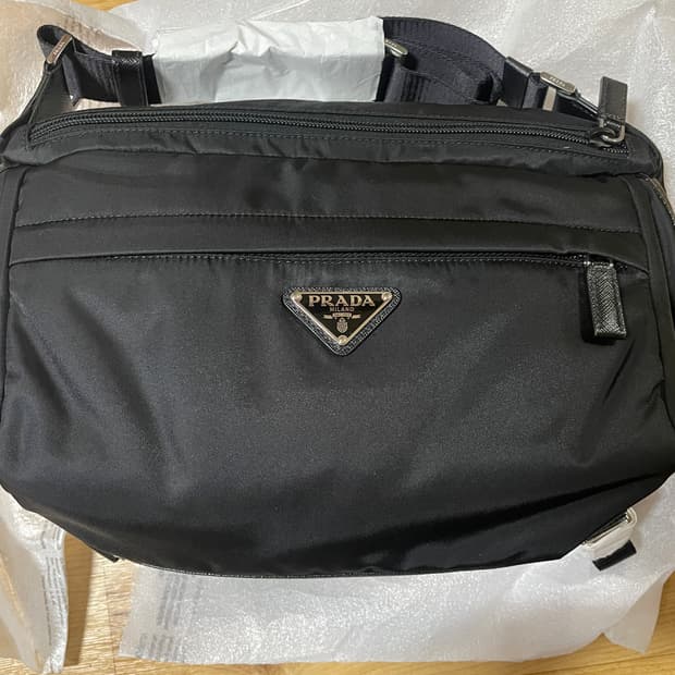 프라다 바이커백 미디움 새상품 2VH994 남성 크로스백