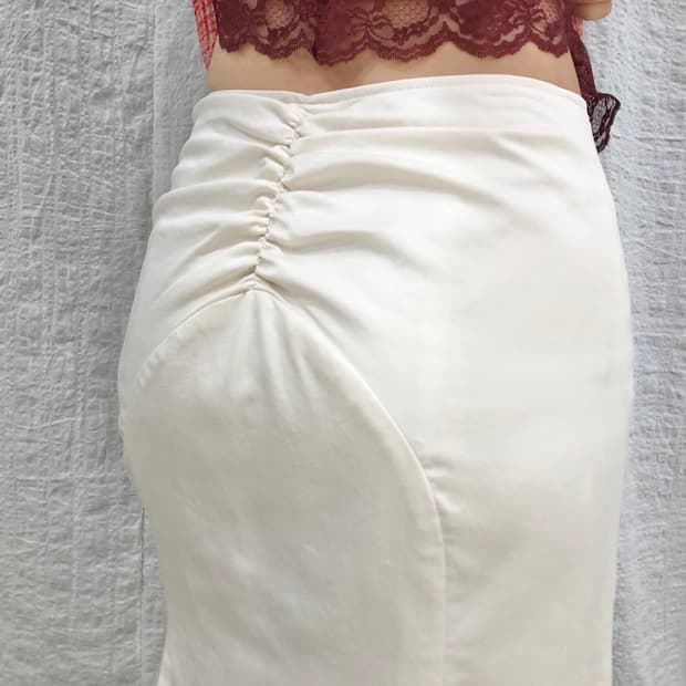 Back wrinkle point midi skirt