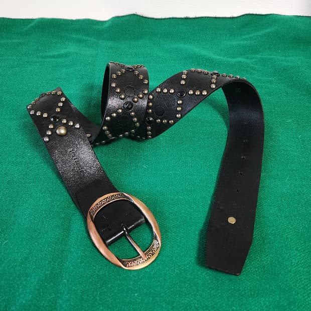 톰보이 블랙 스터드 장식 통가죽 벨트