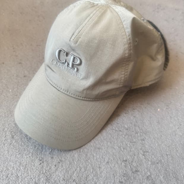 Cp컴퍼니 그레이 고글 볼캡