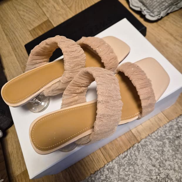 굽이 독특한 레이스 샌들