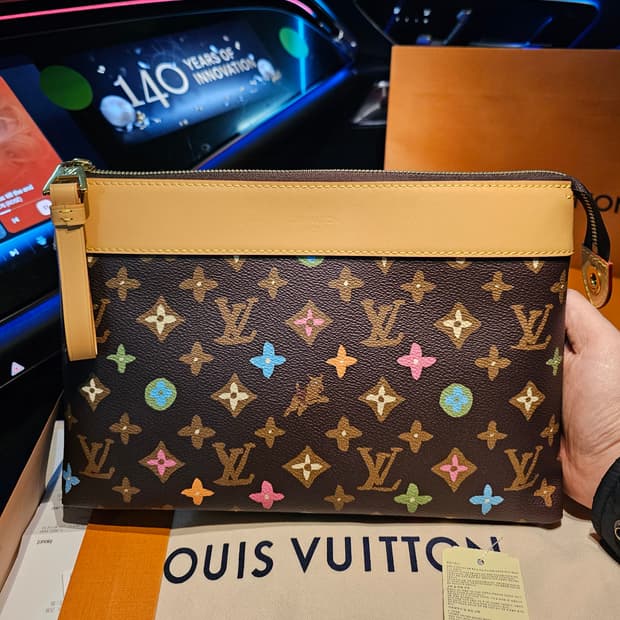 루이비통 타일러x퍼렐 강아지 초콜렛 포쉐트 클러치백 (새상품)