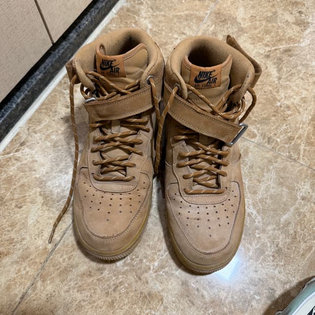 에어포스 된장 색상 미드 285 6만원 판매합니다