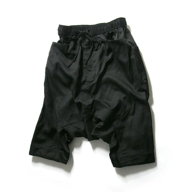 율리우스 23ss 새틴 지오메트릭 시무드 오버클로치팬츠