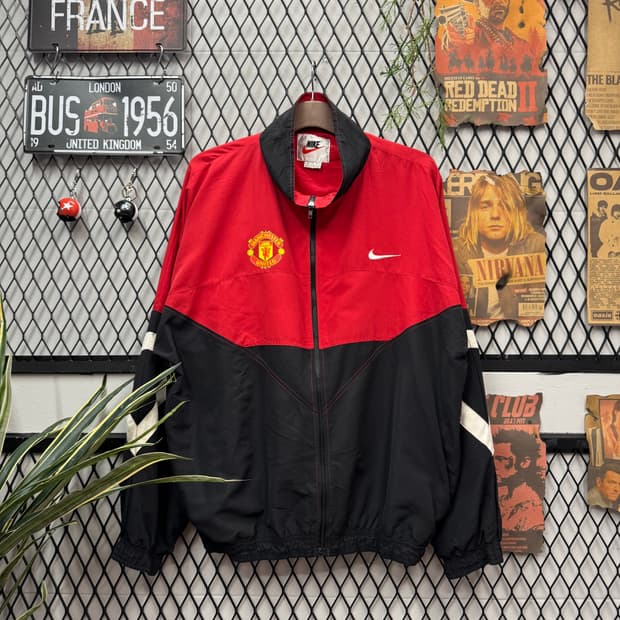 00s 나이키 올드스쿨 바람막이 맨체스터 유나이티드 로고 레드 블랙