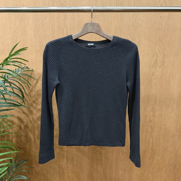 시스템 라운드넥 슬림핏 긴팔 울 니트 심플 솔리드 립 슬리브 디테일 차콜