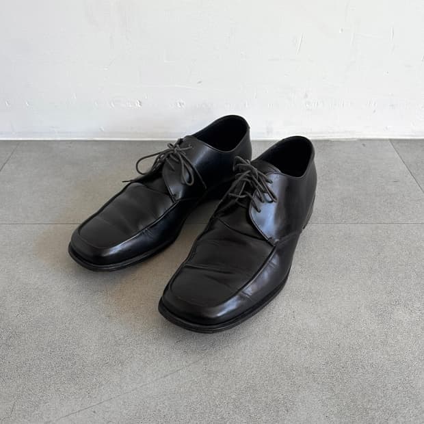 프라다 스퀘어토 블랙 레더 더비슈즈