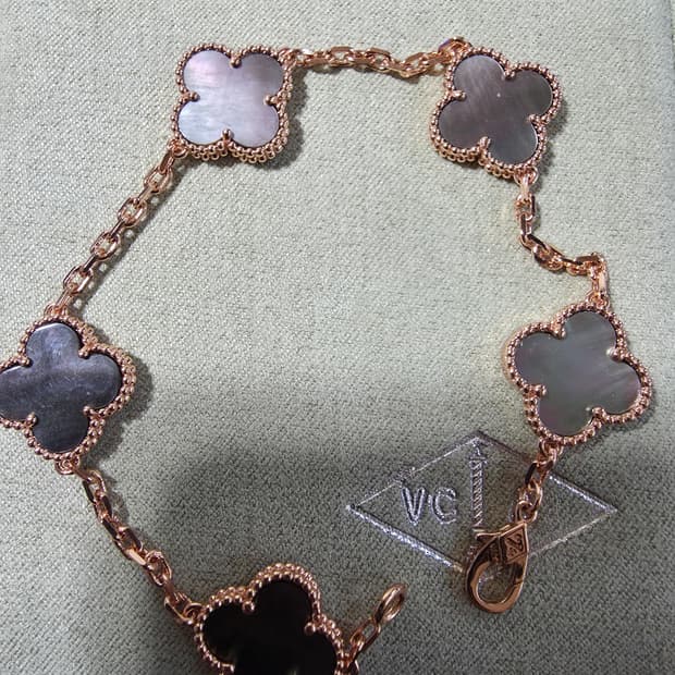 반클리프 흑자개 팔찌입니다