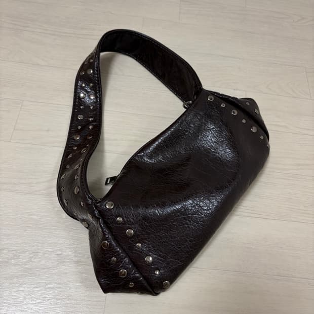 브라운 스터드 숄더백