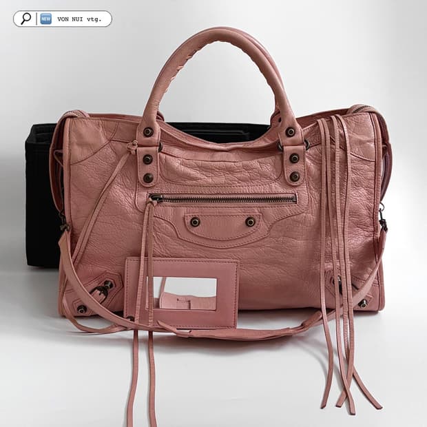 발렌시아가 클래식 시티백 미듐 판매합니다.