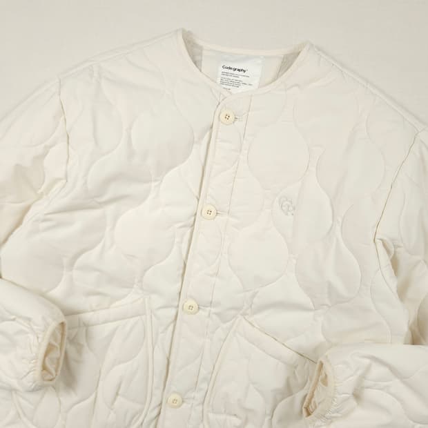 M(95) 코드그라피 퀼팅점퍼 아이보리