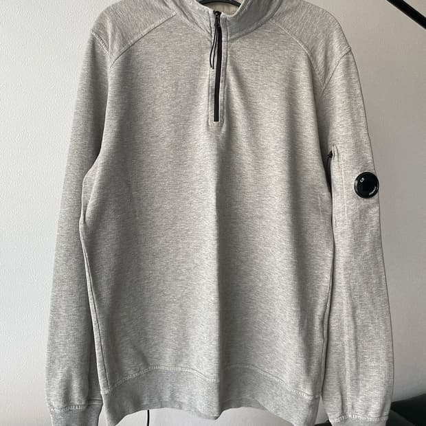 C.P 하프 집업  입니다. (QR 정품)