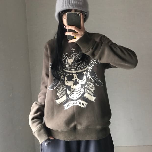 버카루 워시드 스컬 맨투맨