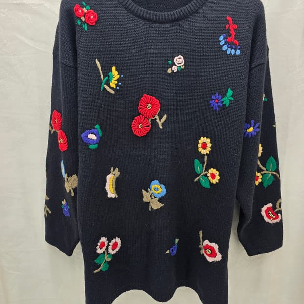 ERESO 블랙  꽃 자수 니트 스웨터