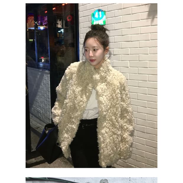 노티아 쉐어링 하이넥 퍼 자켓 베이지